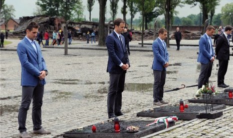 Miroslav Klose (kiri-kanan), manager Oliver Bierhoff, kapten Philipp Lahm dan Lukas Podolski meletakkan lilin saat kunjungan tim nasional Jerman ke kamp Auschwitz di Oswiecim, Polandia, Jumat (1/6). 