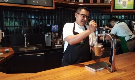 Mirza Lukman dari Starbucks Indonesia hendak menyajikan Draft Nitro Cold Brew. 