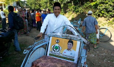 Misbakhun sedang kampanye dengan becak