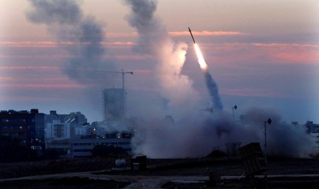 Misile Iron Dome Israel mencoba menghadang roket-roket Hamas