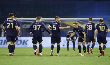  Mislav Orsic dari Dinamo Zagreb, kanan ketiga, melakukan selebrasi setelah mencetak gol pembuka timnya bersama rekan satu timnya selama pertandingan sepak bola leg kedua babak 16 besar Liga Europa antara Dinamo Zagreb dan Tottenham Hotspur di stadion Maksimir di Zagreb, Kroasia, 18 Maret 2021.