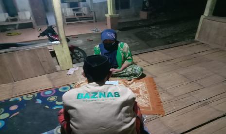 Misnah (45) merupakan mualaf binaan Mualaf Center BAZNAS di Kampung Sukatani Desa Jalupang Mulya Kecamatan Leuwidamar, Kabupaten Lebak, Banten. Saat pertama mengaji bersama Da’i Mualaf Center BAZNAS pada bulan Juli 2020, Misnah mulai dari Iqro 2 dan saat ini Misnah sudah mencapai Iqro 6 halaman 15.