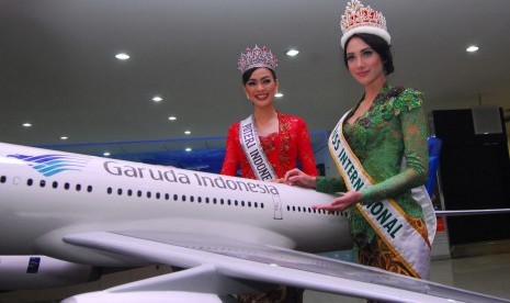 Miss International 2015 Edymar Martinez Blanco (kanan) didampingi Puteri Indonesia Kezia Roslin Cikita Warouw (kiri) mengunjungi Garuda Training Center di Jakarta, Senin (22/2). 