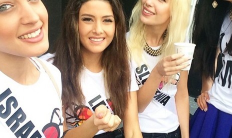 Miss Lebanon Saly Greige (kedua dari kiri) dan Miss Israel Doron Matalon.