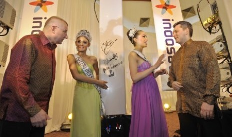 Miss Universe 2012 Olivia Culpo (kedua kanan), Putri Indonesia 2013 Whulandary (kedua kiri) bersama Director & Chief Commercial Officer Indosat Erik Mejer (kanan) dan Director & Chief Tech Officer Indosat Hans Moritz (kiri)