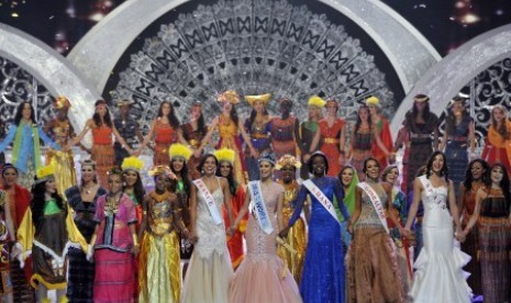 Miss World 2013 terpilih, Megan Young asal Filipina (tengah) menyanyi bersama kontestan lainnya seusai penganugerahan mahkota dalam Final Kontes Miss World 2013 di Nusa Dua, Bali, Sabtu (28/9). 