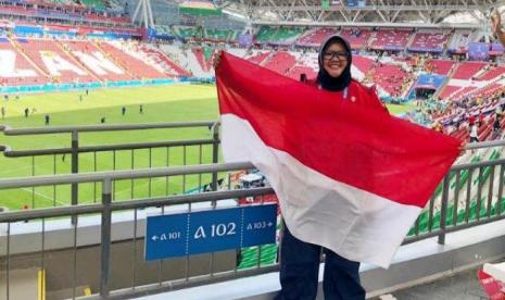 Mita Yulian Sasmita saat menjadi relawan Piala Dunia.