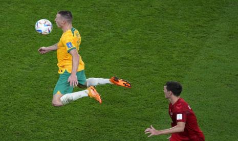  Mitchell Duke dari Australia (kiri) melompat untuk merebut bola dengan pemain Denmark Andreas Christensen, selama pertandingan sepak bola grup D Piala Dunia antara Australia dan Denmark, di Stadion Al Janoub di Al Wakrah, Qatar, Rabu, 30 November 2022.