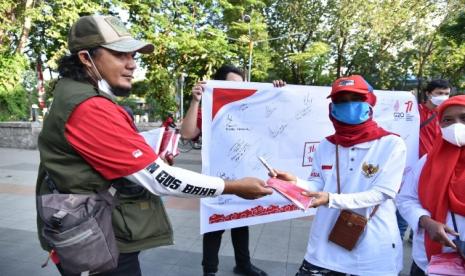 Mitra deradikalisasi BNPT berpartisipasi dalam Gerakan Pembagian 10 juta Bendera Merah Putih. Partisipasi mitra deradikalisai BNPT wujud kembali ke pangkuan NKRI 