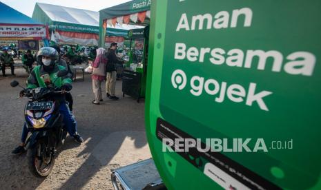 Mitra layanan ojek daring Gojek menunggu penumpang di di penumpang Stasiun KRL Sudirman, Jakarta Pusat, Jumat (28/5/2021). Gojek meluncurkan layanan GoTransit yang memudahkan penumpang KRL Commuter Line langsung terintegrasi dengan ojol.