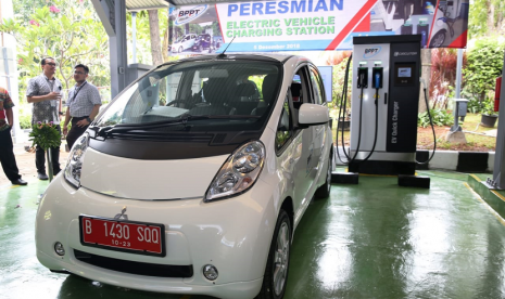 Mitsubishi i-MiEV ikut melakukan pengisian listrik di fasilitas pengisian daya kendaraan listrik BPPT.