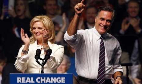 Mitt Romney bersama istrinya. Donald Trump menyerang anggota Senat AS Mitt Romney yang mendukung pemakzulan. Ilustrasi.