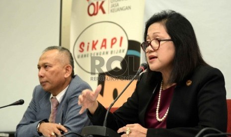 Anggota Dewan Komisioner OJK Bidang Edukasi & Perlindungan Konsumen Kusumaningtuti Soetiono (kanan), dan Kepala Departemen Penyidikan sektor Jasa keuangan OJK Rusli Nasution menggelar konferensi pers tentang Mavrodi Mondial Moneyb