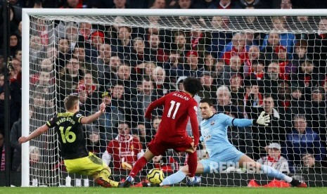 Mohamed Salah menjebol gawang Southampton pada laga Liverpool melawan Southampton di Stadion Anfield, Liverpool, Ahad (2/2) dini hari. Liverpool menang 4-0.