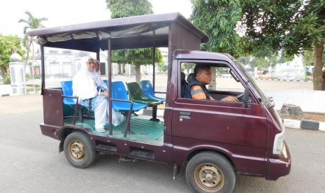 Mobil Ajag Ijig sedang mengangkut calhaj di Asrama Haji Pondok Gede, Jakarta, Kamis (19/7).