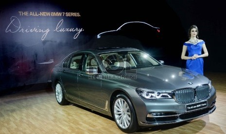 Mobil All-New BMW Seri 7 dipamerkan saat peluncuran di Jakarta, Kamis (8/10).   (Republika/Yasin Habibi)