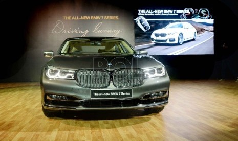 Mobil All-New BMW Seri 7 dipamerkan saat peluncuran di Jakarta, Kamis (8/10).    (Republika/Yasin Habibi)