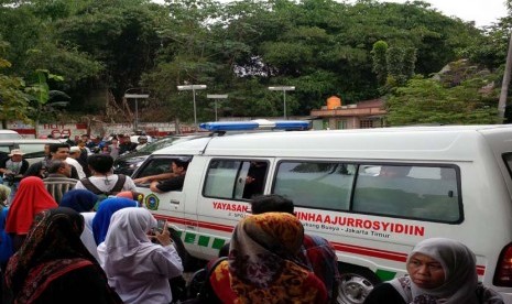 Mobil ambulan membawa jenazah aktor senior, Didi Petet, ke Tempat Pemakaman Umum (TPU) Tanah Kusir, Jakarta, Jumat (15/5). 