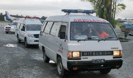 Mobil ambulan membawa peti berisikan korban penembakan dan pembacokan Kelompok Kriminal Bersenjata (KKSB) setibanya di Bandara Mozes Kilangin Timika, Papua, Senin (25/6).