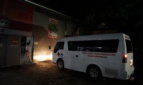 Mobil ambulans Lapas Nusakambangan membawa napi korban bentrok yang telah mendapatkan perawatan di RSUD Cilacap kembali ke Lapas Permisan, melalui dermaga penyebrangan Wijayapura, Cilacap, Jateng, Selasa (7/11).