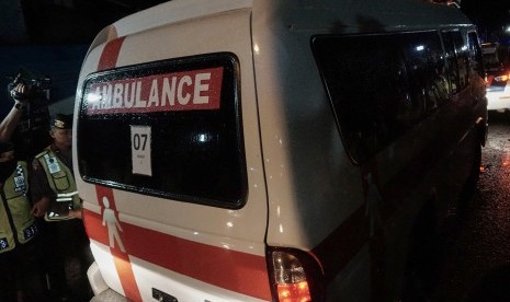 Mobil ambulans yang membawa jenazah terpidana mati Freddy Budiman, meninggalkan dermaga penyeberangan Wijayapura, Cilacap, Jateng, Jumat (29/7).