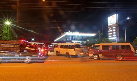 Mobil angkutan penumpang dan barang antre untuk mengisi bahan bakar minyak jenis solar di SPBU Banda Aceh, Aceh, Selasa (29/3/2022) malam. PT Pertamina Marketing Operation Region (MOR) I menyebutkan telah mensuplai sekitar 1.000 hingga 1.200 kiloliter per hari di provinsi Aceh sesuai kuota yang diberikan Pemerintah namun antrean panjang berbagai jenis kendaraan terjadi di hampir seluruh SPBU untuk mengisi BBM. 