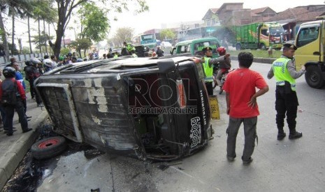  Mobil angkutan umum minibus Elf jurusan Kawali-Bandung nopol Z 7883 DX  terbalik di jalan Rancaekek, Kabupaten Bandung, Ahad (4/8). (Republika/Edi Yusuf)