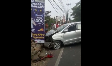 Mobil avanza yang terlibat kecelakaan dengan menabrak 3 motor di dekat perumahan Telaga Golf Sawangan, Depok, Selasa (14/1). 