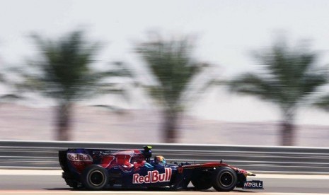 Mobil balap F1 tim Red Bull melaju di sirkuit Bahrain