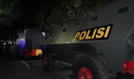 Mobil Barracuda dan Water Cannon milik polisi.