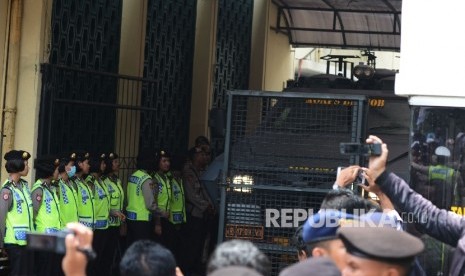 Mobil Barracuda yang diduga membawa terdakwa penistaan agama, Basuki Tjahaja Purnama seusai menjalani sidang perdana di Pengadilan Negeri Jakarta Utara, Selasa, (13/12). 