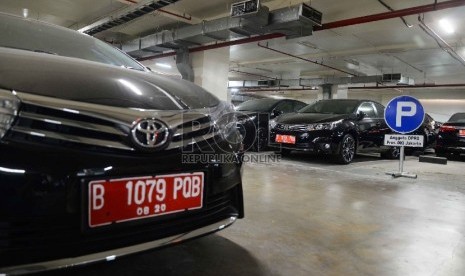 Mobil baru anggota DPRD DKI Jakarta terparkir di basement 2 gedung DPRD DKI Jakarta, Kamis (3/9).  (Republika/Yasin Habibi)