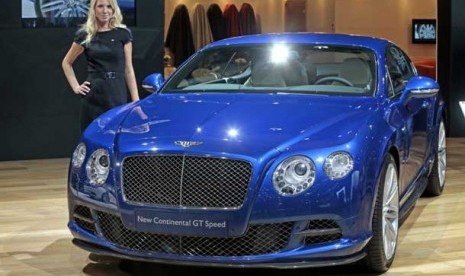 Mobil Bentley Continental GT dalam ajang pameran mobil di Moscow,Rusia, JUmat (31/8).