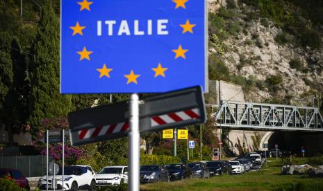 Mobil berbaris untuk pemeriksaan polisi sebelum memasuki Prancis dari Italia di persimpangan perbatasan di Menton, Prancis selatan, Minggu, 13 November 2022. Garis terbentuk pada hari Minggu di salah satu penyeberangan perbatasan utara Italia dengan Prancis menyusul keputusan Paris untuk memperkuat kontrol perbatasan atas pertikaian diplomatik dengan Italia tentang kebijakan migrasi dan kapal penyelamat kemanusiaan yang tidak menunjukkan akhir di depan mata.