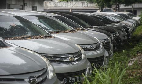 Satuan Reserse Kriminal Polres Metro Jakarta Barat menangkap seorang perempuan paruh baya berinisial YR alias WT (40) yang menggelapkan sebanyak 16 unit mobil rental (Foto: ilustrasi mobil rental)