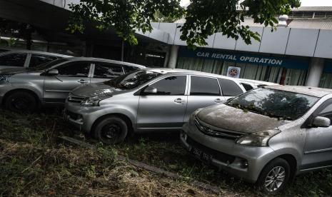 Mobil berderet terparkir di salah satu gerai rental mobil . ilustrasi