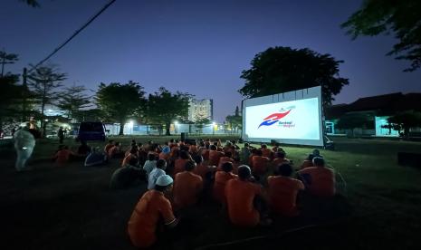 Mobil Bioskop Keliling dan tim mahasiswa Kesejahteraan Sosial (Kesos) UMM.