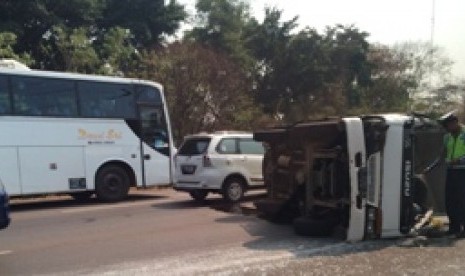 Mobil boks yang terguling