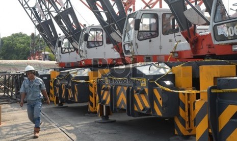 Mobil Crane yang diberi batas garis polisi di PT Pelabuhan Indonesia (Pelindo) II, Jakarta, Rabu (6/1).    (Republika/Yasin Habibi)