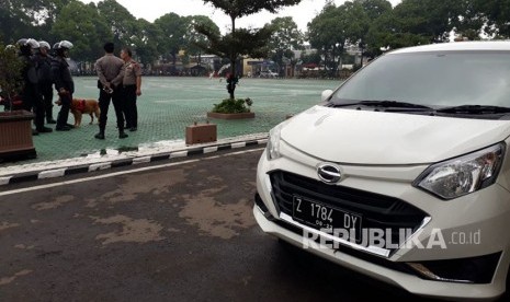 Mobil Daihatsu Sigra milik AS (50) komisioner KPU Garut yang diduga hasil suap disita polisi.