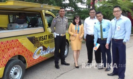 Mobil dan petugas samsat keliling badan pendapatan daerah Sumsel.