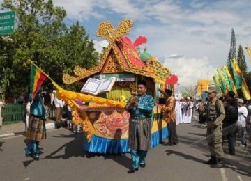 Mobil dari kontingen provinsi Riau saat pawai taarub keliling kota menjelang pelaksanaan Seleksi Tilawatil Quran XXI di Masjid Raya Sabilal Muhtadin Banjarmasin Kalimantan Selatan, Jumat (3/6).