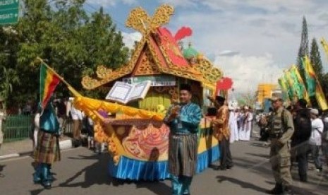 Mobil dari kontingen provinsi Riau saat pawai taarub keliling kota menjelang pelaksanaan Seleksi Tilawatil Quran XXI di Masjid Raya Sabilal Muhtadin Banjarmasin Kalimantan Selatan, Jumat (3/6).