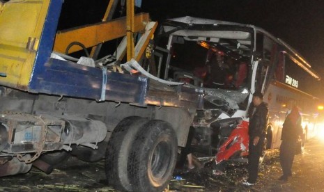 Mobil derek Satlantas Polres Semarang mengevakuasi bus PO Hafapan Jaya yang mengalami kecelakaan beruntun di KM 25 jalan tol Semarang- Bawen, Kamis (22/6) malam.