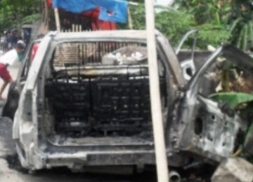 mobil dibakar dalam bentrok Bekasi