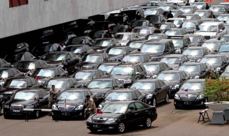 Mobil Dinas Menteri di Gedung DPR.  (Foto: Edwin Dwi Putranto/Republika)