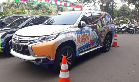 Mobil dinas Menteri Lingkungan Hidup  dan Kehutanan Siti Nurbaya Bakar ditempeli stiker promosi Asian Games 2018. Selain itu, Siti juga berkampanye terkait pengendalian sampah plastik.