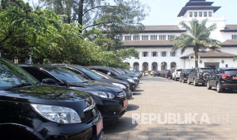 Mobil dinas pejabat di halaman parkir Gedung Sate, Kota Bandung, Rabu (6/4).