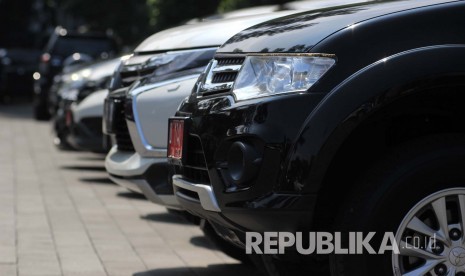 Mobil dinas pejabat di halaman parkir Gedung Sate, Kota Bandung, Rabu (6/4).