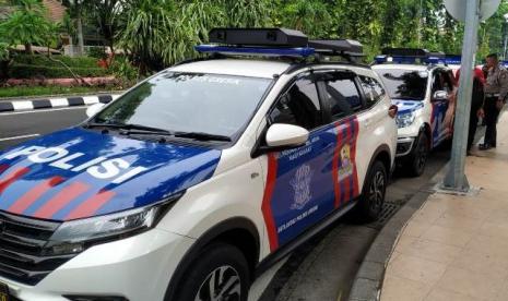 Mobil dinas polisi (ilustrasi). Usai diperiksa Propam Polda Jabar, 4 polisi yang diduga salah tangkap dibebastugaskan